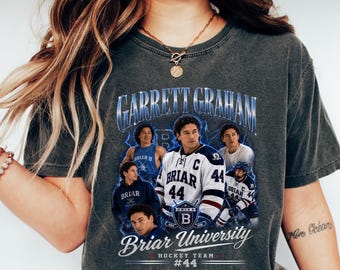 Camiseta Garret Graham, Universidad Briar (fuera del campus), Camiseta Girl Dinner, Camiseta de cuello redondo Graham 44 (fuera del campus)
