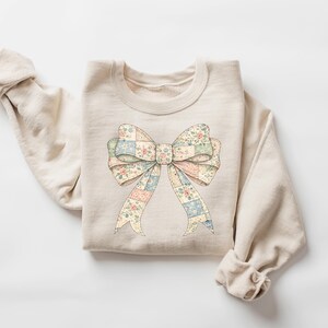 Vintage Bow Sweatshirt, Floral Coquette Shirt, Granny Core Style Sweater, Pastel Patchwork Bow Shirt bild 3