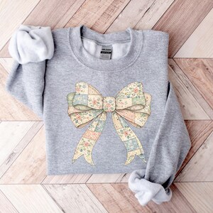 Vintage Bow Sweatshirt, Floral Coquette Shirt, Granny Core Style Sweater, Pastel Patchwork Bow Shirt bild 4