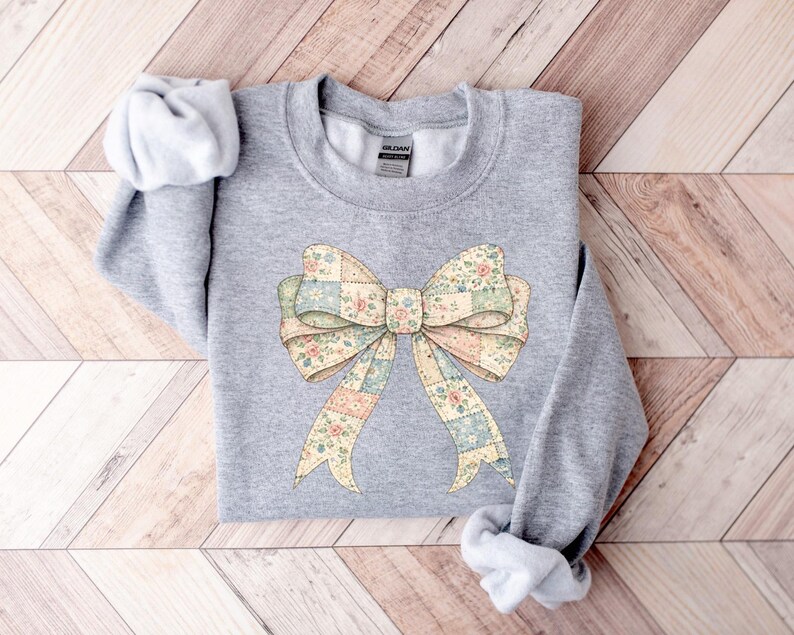 Vintage Bow Sweatshirt, Floral Coquette Shirt, Granny Core Style Sweater, Pastel Patchwork Bow Shirt bild 4