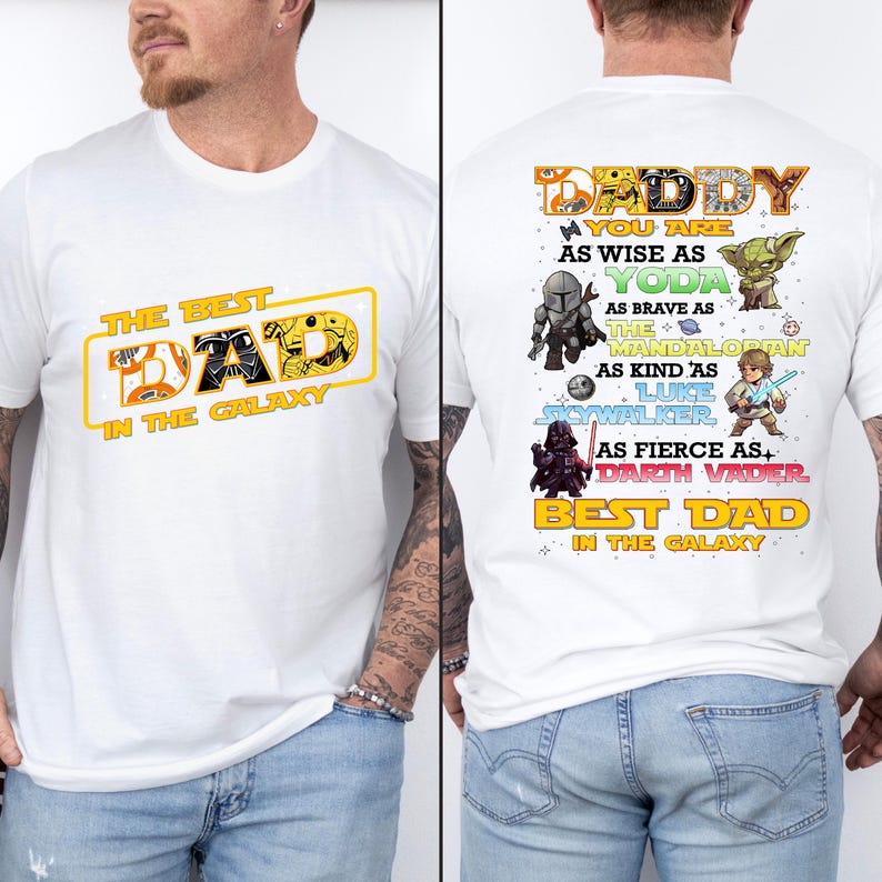 Puede incluir: Camiseta blanca con tem&aacute;tica de Star Wars. La parte delantera presenta el texto "THE BEST DAD IN THE GALAXY" en amarillo y negro. La parte trasera tiene "DADDY" y referencias a personajes como Yoda y Darth Vader.