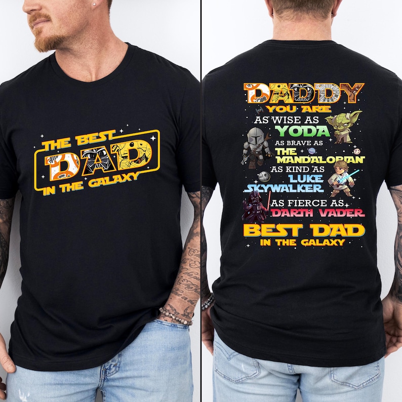 Puede incluir: Camiseta negra con el texto "THE BEST DAD IN THE GALAXY" en la parte delantera. La parte trasera de la camiseta presenta el texto "DADDY YOU ARE AS WISE AS YODA" e ilustraciones de personajes de una popular franquicia de ciencia ficci&oacute;n.