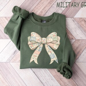 Vintage Bow Sweatshirt, Floral Coquette Shirt, Granny Core Style Sweater, Pastel Patchwork Bow Shirt bild 2