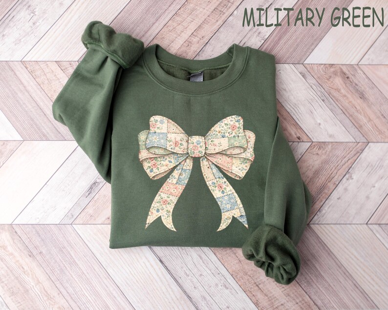 Vintage Bow Sweatshirt, Floral Coquette Shirt, Granny Core Style Sweater, Pastel Patchwork Bow Shirt bild 2