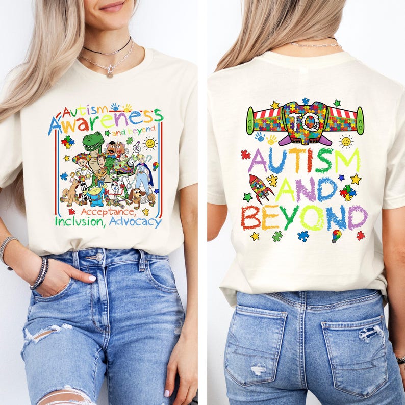 K&ouml;nnte beinhalten: Cremefarbenes T-Shirt mit farbenfrohem Text und Grafiken zur F&ouml;rderung des Autismus-Bewusstseins. Die Vorderseite zeigt ein Cartoon-Design mit den Worten "Autismus-Bewusstsein und dar&uuml;ber hinaus, Akzeptanz, Inklusion, Advocacy". Die R&uuml;ckseite zeigt "Autismus und dar&uuml;ber hinaus" mit Puzzleteilen und Sternen.