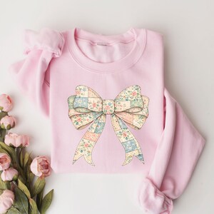 Vintage Bow Sweatshirt, Floral Coquette Shirt, Granny Core Style Sweater, Pastel Patchwork Bow Shirt bild 5