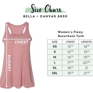 Op de afbeelding: Een stoffig roze Women's Flowy Racerback Tank met een maattabel. De maattabel toont borst- en lengtematen in centimeters voor de maten XS tot 2XL. De tekst "Size Chart" en "BELLA + CANVAS 8800" zijn ook zichtbaar.