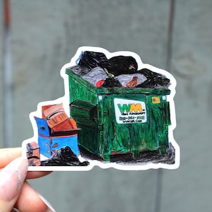 Peut inclure: Un autocollant représentant une benne à ordures verte débordant de sacs poubelles noirs. Une boîte bleue avec des boîtes en carton et un sac poubelle noir sont à côté de la benne. La benne a un logo WM.