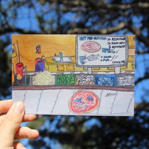 Puede incluir: Ilustración dibujada a mano de un restaurante de pizza de pescado. El letrero dice "HOT FISH BISM PIZZA". La imagen muestra una pizza, ingredientes y un letrero con detalles de la pizza. La imagen está sostenida por una mano.