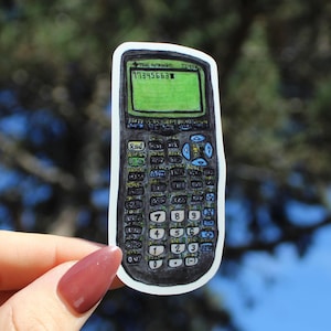 Może przedstawiać: Naklejka przedstawiająca czarny kalkulator z zielonym ekranem wyświetlającym numer 77345663. Kalkulator ma liczne przyciski z białym tekstem i niebieskimi akcentami. Naklejka jest trzymana na rozmytym tle zieleni i błękitu.