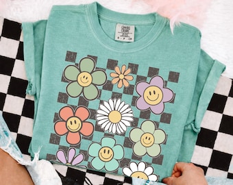 Comfort Colors® Retro Flower Shirt Women, Smiley Face Floral Tee, Checkered Aesthetic T-Shirt, Happy Face Shirt, Groovy Summer Shirt.