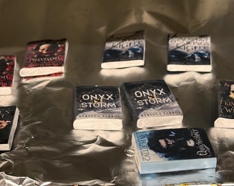 Miniatyrboksnyckelringar • Fantasy Romance Merch, BookTok-tillbehör
