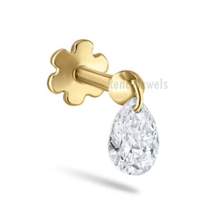 Może przedstawiać: Złoty kolczyk z kwiatowym tyłem i wiszącym diamentem w kształcie łzy. Kolczyk jest umieszczony na białym tle. Widoczny jest tekst "Rene Jewels".
