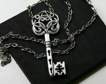 Skeleton Key Necklace in Antique Silver - Steampunk