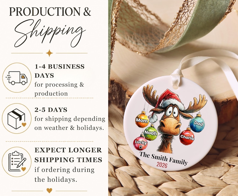 K&ouml;nnte beinhalten: Ein rundes, wei&szlig;es Keramikornament mit einem Cartoon-Elch, der eine Weihnachtsmannm&uuml;tze tr&auml;gt. Der Elch h&auml;lt bunte Weihnachtskugeln mit den Aufschriften Mom, Dad, Noah, Charlie und Lucky. Unten steht der Text The Smith Family 2026.