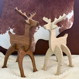 Figura minimalista de ciervo de madera – Exhibición rústica de reno de madera