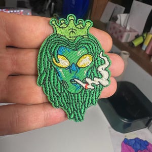Green Alien rasta King Smoking Embroidered Patch 2.5x3.5 Inch Dreadlock Weed Crown Badge Iron On Textile Art Streetwear Apparel Application