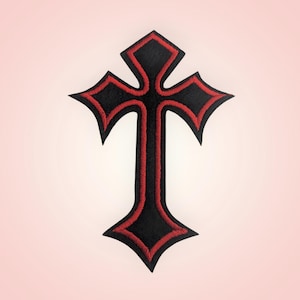 Op de afbeelding: Zwart geborduurd kruisvormig embleem met een rode rand. Het kruis heeft een gotisch ontwerp met puntige randen. De patch is geschikt voor kleding of accessoires.