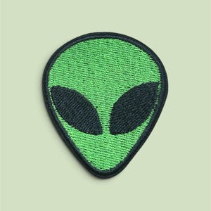 Écusson visage d'extraterrestre vert – Écusson brodé thermocollant ou à coudre, inspiré des OVNI – Badge esthétique spatial pour vestes, sacs et chapeaux