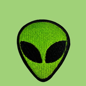 Green Alien Face Patch – Cute UFO Inspired Embroidered Iron-On or Sew-On Patch – Space Aesthetic Badge for Jackets, Bags & Hats