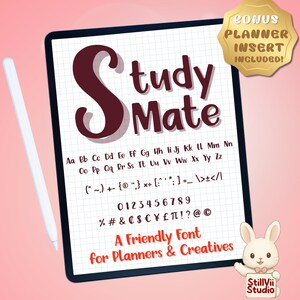Pode incluir: Um tablet digital exibe as palavras "Study Mate" em uma fonte lúdica, com um alfabeto completo e números abaixo. O texto "A Friendly Font for Planners & Creatives" também é visível. Uma inserção de planejador bônus está incluída.