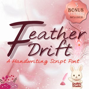 Könnte beinhalten: Digitalgrafik mit den Worten "Feather Drift" in einer handschriftlichen Schriftart. Das Bild enthält ein Kaninchen, das ein Schild hält, eine Feder und ein Bonus-Aufkleber-Abzeichen. Der Hintergrund ist ein zartes Rosa mit Federakzenten.