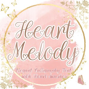 Op de afbeelding: Een digitale afbeelding met de woorden "Heart Melody" in elegante kalligrafie, met hartvormige details. Het ontwerp bevat een roze aquarel achtergrond, gouden accenten en vlinder illustraties, perfect voor lettertype liefhebbers.