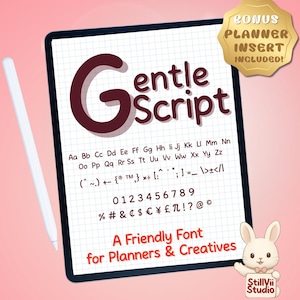 Puede incluir: Una tableta digital muestra la fuente "Gentle Script", mostrando letras mayúsculas y minúsculas, números y símbolos. También es visible el texto "A Friendly Font for Planners & Creatives". Se incluye un lápiz óptico y un inserto de planificador de bonificación.
