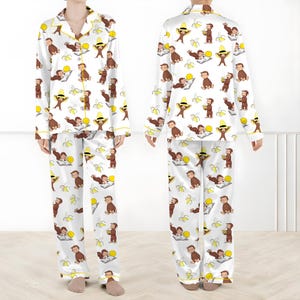 Peut inclure: Ensemble de pyjama blanc avec un motif r&eacute;p&eacute;t&eacute; de singe marron, de bananes et d'un chapeau jaune. Le pyjama a des bordures jaunes et un haut boutonn&eacute; &agrave; manches longues. L'ensemble comprend un pantalon long assorti.