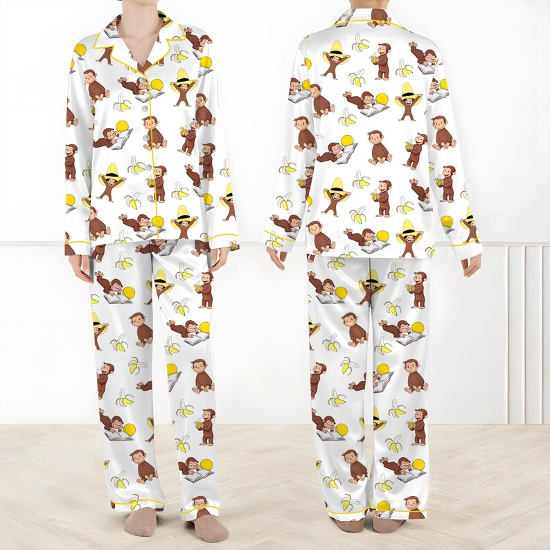 Peut inclure: Ensemble de pyjama blanc avec un motif r&eacute;p&eacute;t&eacute; de singe marron, de bananes et d'un chapeau jaune. Le pyjama a des bordures jaunes et un haut boutonn&eacute; &agrave; manches longues. L'ensemble comprend un pantalon long assorti.
