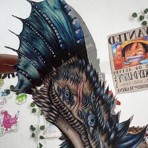 Può includere: Un set di tre tazze in ceramica con finitura maculata e opaca. Le tazze sono nei toni del crema, grigio chiaro e grigio scuro. Ogni tazza ha un design semplice e minimalista, perfetto per caffè o tè.