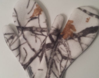 Fleece mittens in camoflage white
