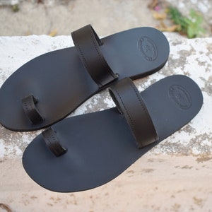 Black Leather Toe Ring Sandals: Classic Greek Style