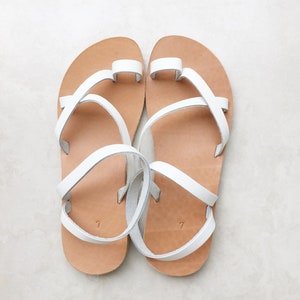Sandálias de couro minimalistas para mulheres, sandálias rasteiras, sapatos confortáveis para o verão. imagem 8
