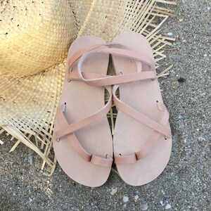 Sandálias de couro minimalistas para mulheres, sandálias rasteiras, sapatos confortáveis para o verão. imagem 9