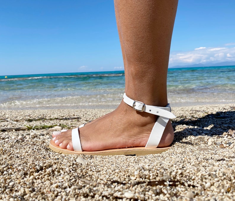 Sandales en cuir blanc, sandales de mariage, sandales grecques faites main, sandales pour femmes, sandales en cuir, sandales aux pieds nus, semelle plate flexible Small heel 2cm