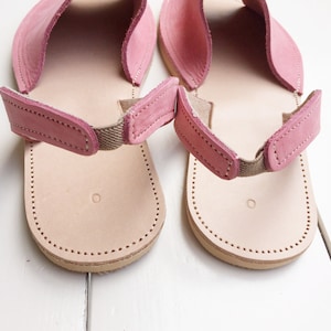 Rosa lädersandaler, lädersandaler dam, sandaler med remmar, sommarsandaler, grekiska sandaler, bekväma sandaler, peep toe-sandaler bild 7