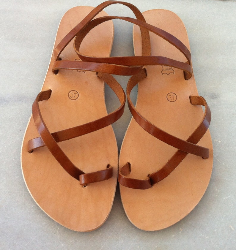 Sandálias de couro minimalistas para mulheres, sandálias rasteiras, sapatos confortáveis para o verão. imagem 3