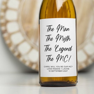 Etiqueta de vino personalizada "¿Quieres ser nuestro maestro de ceremonias?", regalo de presentación para el novio y la novia, pegatina de solicitud para la fiesta nupcial El hombre, el mito, la leyenda