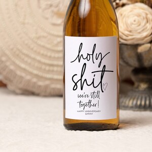 Etiqueta de vino del Día de San Valentín, Mierda, todavía estamos juntos, Regalo de feliz aniversario para esposa, esposo, de novio novia, pegatinas