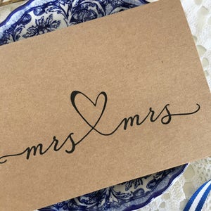 Lesbische Hochzeitskarte, Hochzeitskarte für Lesben, Mrs And Mrs Card, Hochzeitsgeschenk für Schwule, Verlobung Geschenk, Lesben Paar, Kalligraphie Karte, Gold