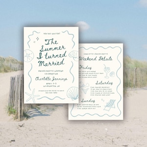 Puede incluir: Invitación de dos caras para un fin de semana de despedida de soltera. El diseño presenta una combinación de colores azul claro y blanco con ilustraciones de conchas marinas y estrellas de mar. El texto dice "The Summer I turned Married".