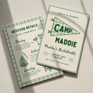 Op de afbeelding: Twee rechthoekige papieren kaarten met een lichtgroene vichy-rand. Eén kaart bevat de tekst JOIN US TO CELEBRATE CAMP MADDIE, MADDIE'S BACHELORETTE, JACKSON HOLE WYOMING, JULY 23-25. De andere kaart toont WEEKEND DETAILS voor vrijdag, zaterdag en zondag.