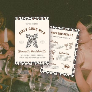 Op de afbeelding: Twee uitnodigingskaarten met een luipaardprint ontwerp. De eerste kaart leest "Girls Gone Wild" en "Hannah's Bachelorette" met evenementdetails. De tweede kaart geeft weekenddetails. De kaarten liggen op een tafel met wijnglazen.