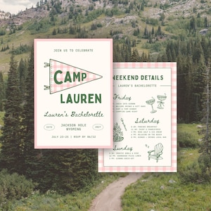 Può includere: Due biglietti d'invito a quadretti rosa e bianchi con testo verde. La carta principale dice "Camp Lauren" e "Lauren's Bachelorette" con i dettagli dell'evento. La seconda carta elenca le attività del fine settimana. Lo sfondo mostra una montagna e una foresta.