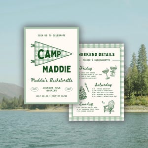 Può includere: Invito fronte-retro con bordo a quadretti verdi e bianchi. Il fronte presenta "Camp Maddie" in un design a gagliardetto, con i dettagli dell'evento. Il retro elenca le attività del fine settimana, tra cui un falò e bevande. L'invito è per un addio al nubilato a Jackson Hole, Wyoming.