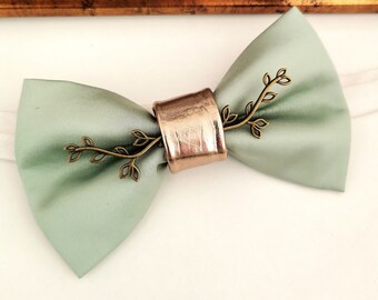 Sage green satin mens bow tie, sea moss green bowties champagne gold boutonniere, dusty green wedding gift set, groomsmen, boys lapel flower