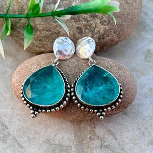 Boucle d'oreille émeraude, pierre précieuse verte, boucle d'oreille en pierre en forme de feuille, argent sterling 925, clou d'oreille, cadeau de mariage, beau cadeau de Noël.