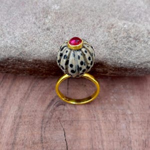 Dalmatinerring, svartprickig ring, naturstensring, handgjorda smycken, guldfylld ring, rubinring, smycken med röda stenar.