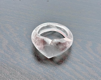 Anillo de cuarzo cristalino con forma de corazón: joyería de piedra blanca hecha a mano
